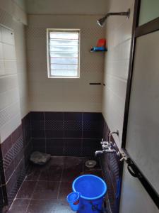 纳西克2BHK AC Row House Bunglow in good locality的带淋浴和蓝色卫生间的浴室 更多27张照片
