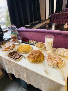 una mesa con muchos tipos diferentes de comida en ella en Alva Donna Hotel, en Kotelniki
