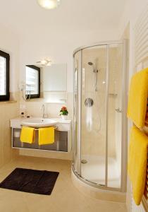 een badkamer met een douche en een wastafel bij Residence Andrea in Lagundo