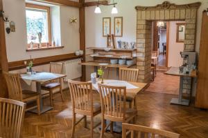 uma sala de jantar com mesas e cadeiras de madeira em Willa Iskra em Zakopane