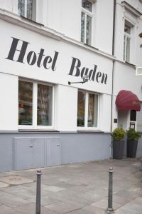 ein Hotel-Buliden-Schild an der Seite eines Gebäudes in der Unterkunft Hotel Baden in Bonn