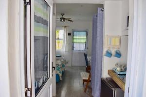 un couloir avec une porte s'ouvrant sur une chambre dans l'établissement The Green Palm Cottage, à Plettenberg Bay 200 autres photos