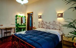 Cama o camas de una habitación en Hotel Villarosa con Vespa Rent