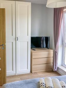 Televízia a/alebo spoločenská miestnosť v ubytovaní Apartament Słoneczna 7
