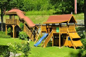 einen Spielplatz mit Rutsche und Pavillon in der Unterkunft Nad Potokiem in Kaczorów