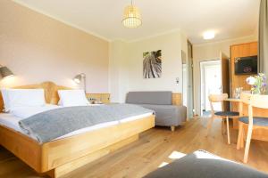 Un pat sau paturi într-o cameră la Bio Hotel Bergkristall