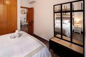 a bedroom with a bunk bed with towels on it at Apartamento Mágico Carretería in Málaga