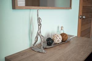 een metalen sculptuur op een tafel met ballen erop bij THE BEACH CHA AM Suites in Cha Am