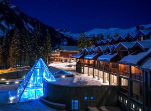 Bazén v ubytovaní Val di Luce SPA Resort alebo v jeho blízkosti