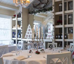 una sala da pranzo con tavolo e alberi di Natale di Val Di Luce Spa Resort ad Abetone