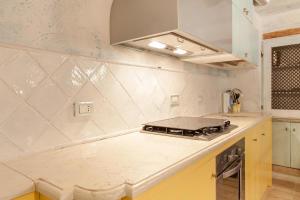 una cucina con piano cottura e piano di lavoro di MarcheAmore - Il Passaggio Segreto, luxury loft with private courtyard a Fermo