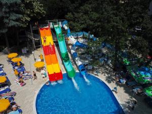 una vista aérea de una piscina con un parque acuático en Prestige Deluxe Hotel Aquapark Club - All inclusive, en Golden Sands