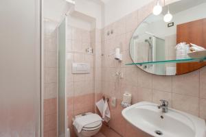 A bathroom at Hotel Gabbiano