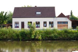 una casa junto a un cuerpo de agua en B&B t'Keygoed, en Gante