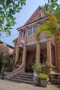 Le Pavillon de l'Emyrne في أنتاناناريفو: منزل عليه أعلام