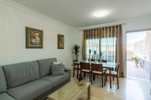 una sala de estar con un sofá y una mesa en Las Brisas de Puerto Rico with Jacuzzi, en Puerto Rico de Gran Canaria