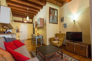 un soggiorno con divano e TV di My Lovely Home a Cagliari