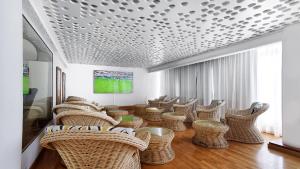 A television and/or entertainment centre at Bull Astoria