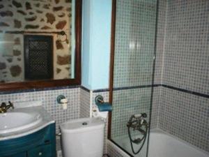 y baño con aseo, lavabo y ducha. en Casa Doña Ligia, en Mijares