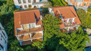una vista aérea de dos edificios de apartamentos con techos naranjas en Apartments Luka en Budva
