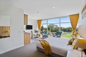 TV a/nebo společenská místnost v ubytování Parkside Motel Geelong
