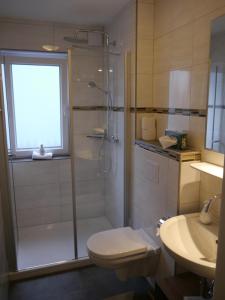 Koupelna v ubytování Hotel Haus Wittwer + 37 fotografií