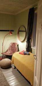 NyksundにあるNyksund Ekspedisjonenのベッドルーム(ベッド1台、鏡、ランプ付)