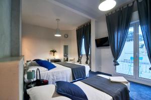 リド・ディ・イエゾロにあるHotel Concordiaのベッド2台と窓が備わるホテルルームです。