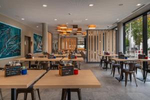 Restaurace v ubytování Holiday Inn - the niu, Timber Esslingen by IHG