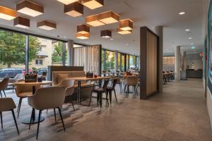Restaurace v ubytování Holiday Inn - the niu, Timber Esslingen by IHG