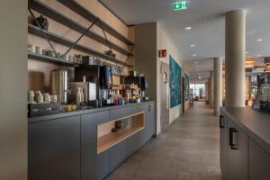 Příslušenství pro přípravu čaje a kávy v ubytování Holiday Inn - the niu, Timber Esslingen by IHG