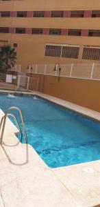 uma grande piscina em frente a um edifício em Apartamento en Puerto de Roquetas de Mar em Roquetas de Mar