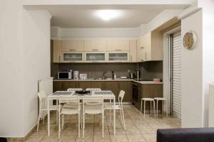Η κουζίνα ή μικρή κουζίνα στο 50 M Kerameikos Metro Cosy Luxury Apartment