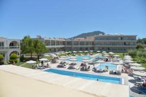 Blick auf den Pool im Resort in der Unterkunft Emerald Hotel in Kremasti