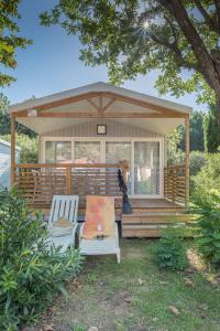 einen Pavillon mit zwei Stühlen und einem Picknicktisch im Hof in der Unterkunft Camping Le Méditerranée Argelès - Domaine piétonnier in Argelès-sur-Mer