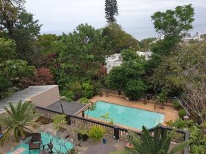 - une vue sur la piscine dans la cour dans l'établissement Upstairs Flat Sea Views Pet Friendly, à Ballito