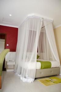 Łóżko lub łóżka w pokoju w obiekcie The Noble Hotel & Conference Centre