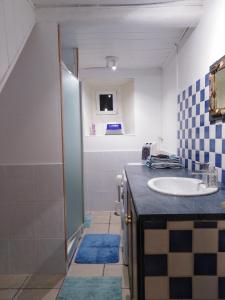 A bathroom at Gîtes Rose des Sables