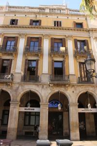 Pensión Villanueva في برشلونة: مبنى كبير به مقوسات امامه