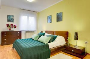 Ein Bett oder Betten in einem Zimmer der Unterkunft Apartments Villa Delia