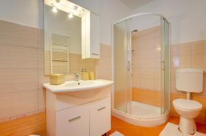 Ein Badezimmer in der Unterkunft Apartments Villa Delia