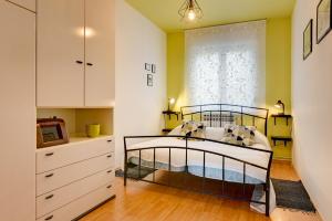 Ein Bett oder Betten in einem Zimmer der Unterkunft Apartments Villa Delia