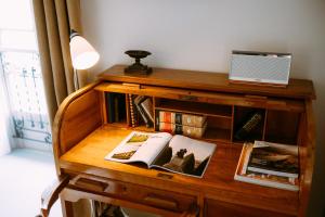 a wooden desk with a laptop and books on it at el gran sueño Boutique Hotel & Apartamentos - Adults Only in Pintueles