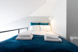 łóżko z dwiema poduszkami na górze w obiekcie Apartment NEARTO Old Town Miodowa Parking w Krakowie