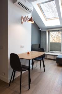 Część wypoczynkowa w obiekcie Apartment NEARTO Old Town Miodowa Parking