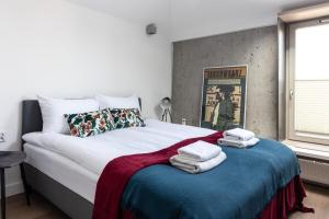 sypialnia z dużym łóżkiem i ręcznikami na nim w obiekcie Apartment NEARTO Old Town Miodowa Parking w Krakowie