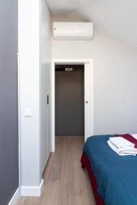 Łóżko lub łóżka w pokoju w obiekcie Apartment NEARTO Old Town Miodowa Parking