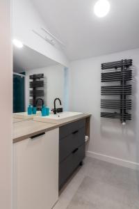 kuchnia ze zlewem i lustrem w obiekcie Apartment NEARTO Old Town Miodowa Parking w Krakowie +9 zdjęć