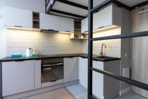 Kuchnia lub aneks kuchenny w obiekcie Apartment NEARTO Old Town Miodowa Parking
