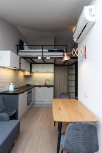 kuchnia i jadalnia ze stołem i krzesłami w obiekcie Apartment NEARTO Old Town Miodowa Parking w Krakowie